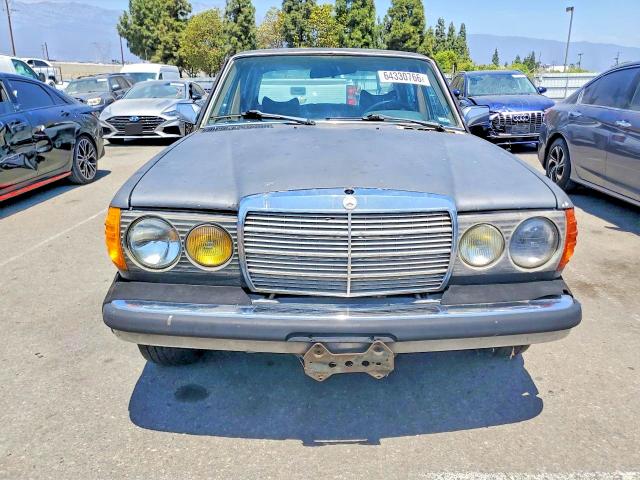 64330766 :رقم المزاد ، WDBAB33A2DB031019 vin ، 1983 Mercedes-benz 300 مزاد بيع