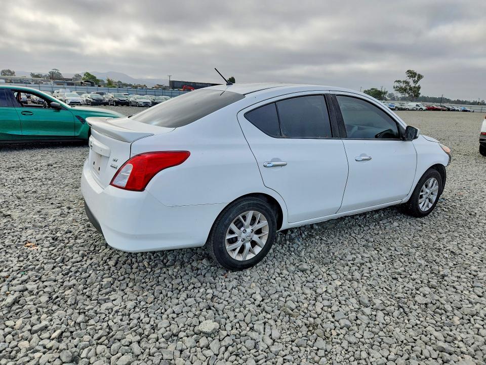 64288406 :رقم المزاد ، 3N1CN7AP0JL883754 vin ، 2018 Nissan Versa مزاد بيع