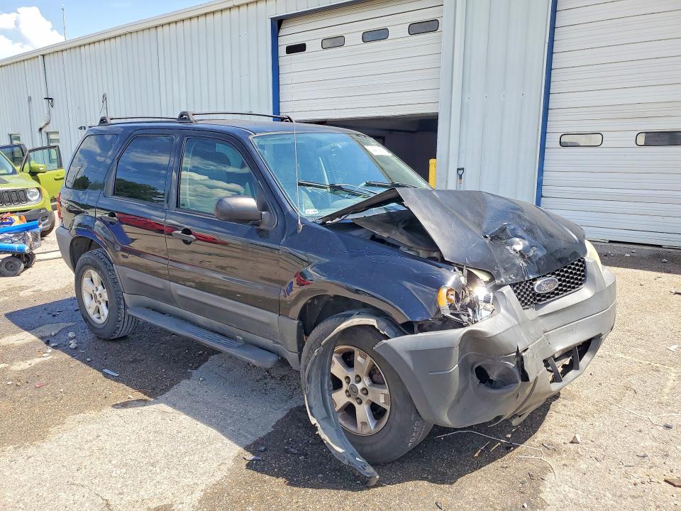 64400826 :رقم المزاد ، 1FMYU03115KA36007 vin ، 2005 Ford Escape مزاد بيع