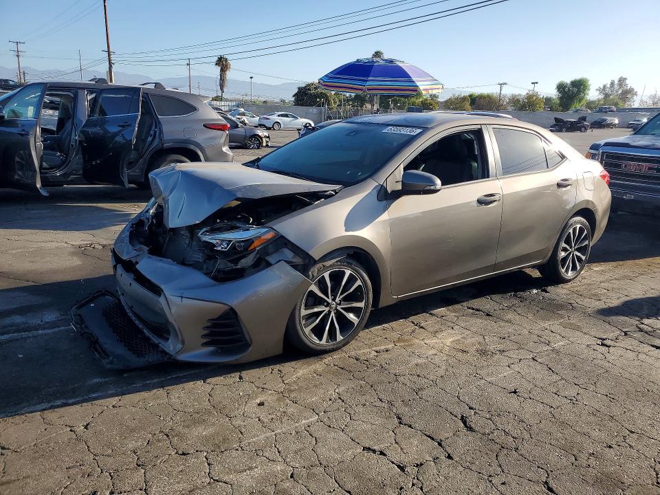63593136 :رقم المزاد ، 5YFBURHE4JP779301 vin ، 2018 Toyota Corolla مزاد بيع