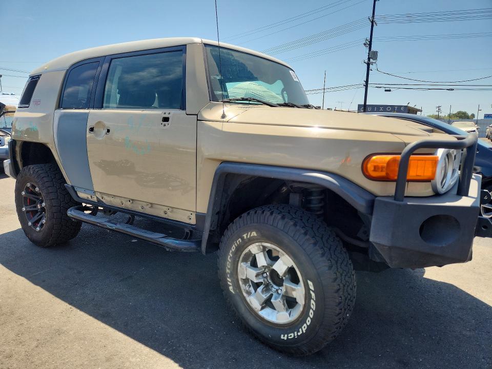 2011 Toyota Fj Cruiser მანქანა იყიდება აუქციონზე, vin: JTEZU4BF5BK011292, აუქციონის ნომერი: 66467876