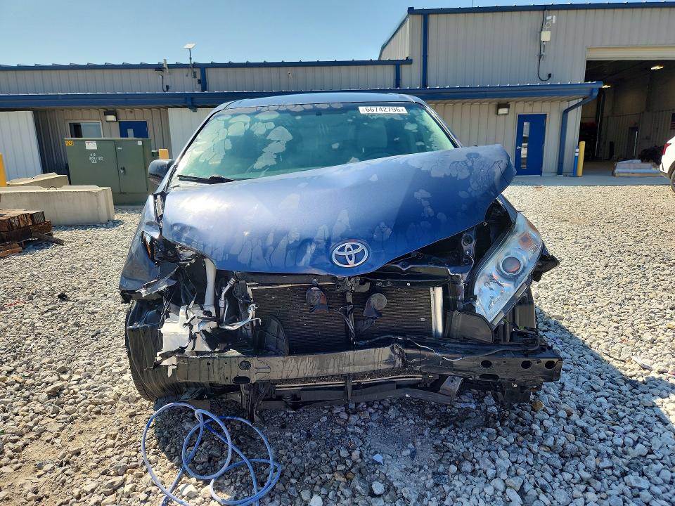 2017 Toyota Sienna მანქანა იყიდება აუქციონზე, vin: 5TDZZ3DC9HS868767, აუქციონის ნომერი: 66742796