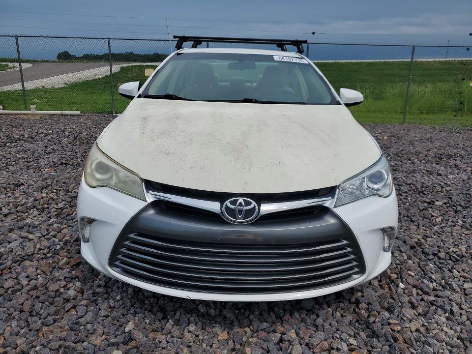 64192776 :رقم المزاد ، 4T1BF1FKXFU017181 vin ، 2015 Toyota Camry مزاد بيع