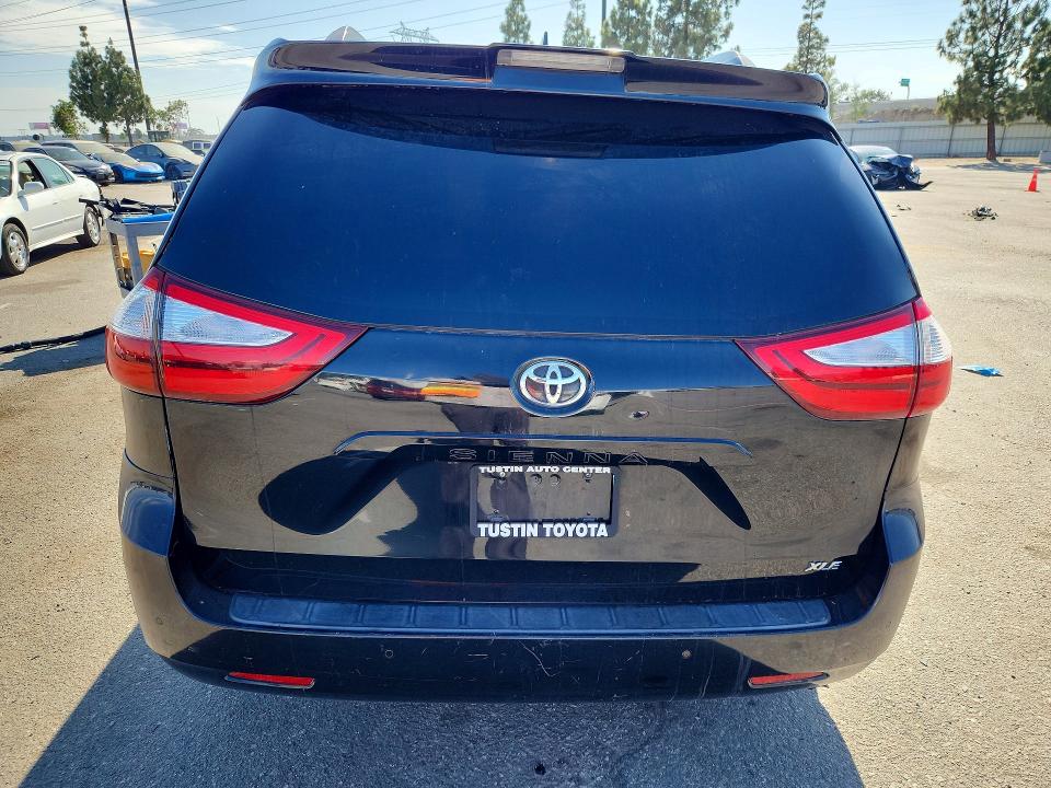 66824246 :رقم المزاد ، 5TDYZ3DC8JS930144 vin ، 2018 Toyota Sienna مزاد بيع