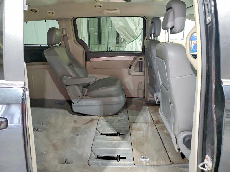 64323246 :رقم المزاد ، 2V4RW3DG5BR718155 vin ، 2011 Volkswagen Routan مزاد بيع