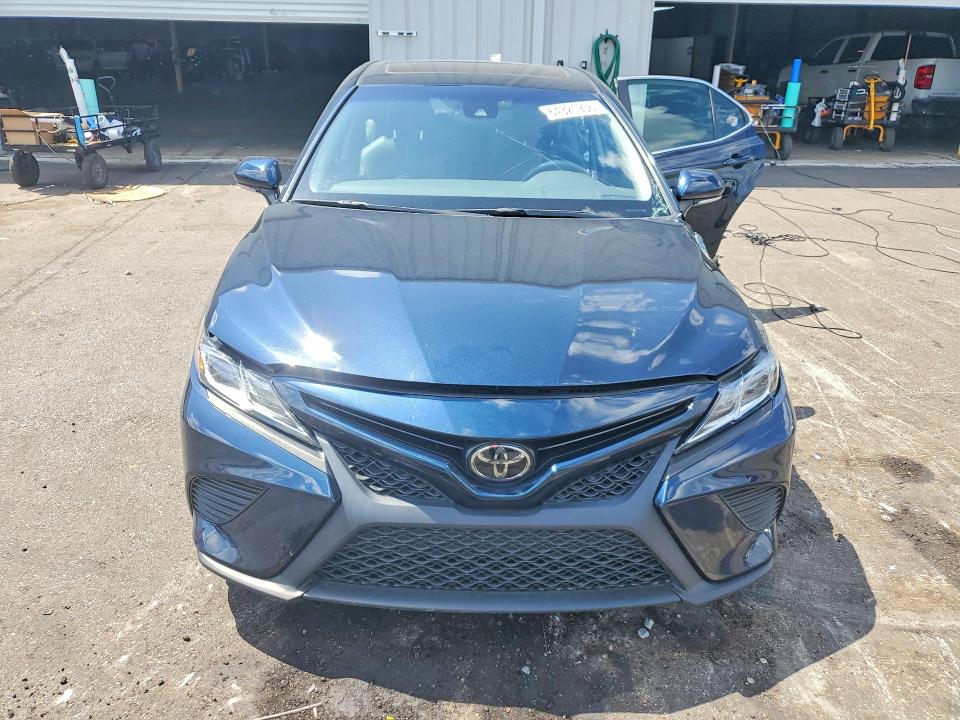2018 Toyota Camry მანქანა იყიდება აუქციონზე, vin: 4T1B11HK6JU583990, აუქციონის ნომერი: 64321906