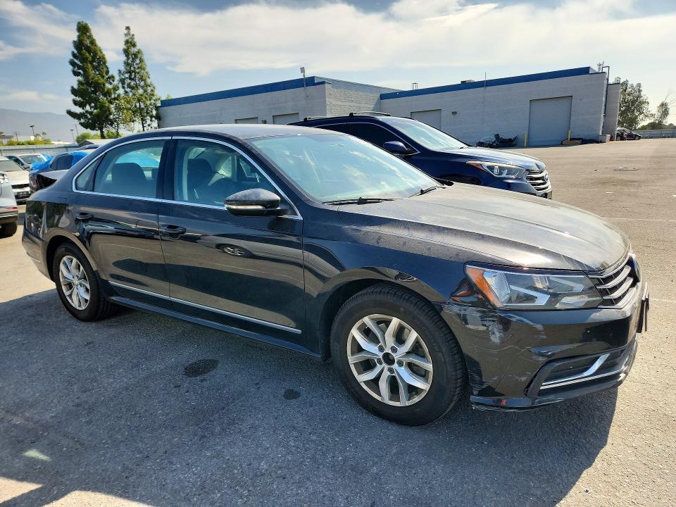 64653036 :رقم المزاد ، 1VWAT7A38HC020260 vin ، 2017 Volkswagen Passat مزاد بيع