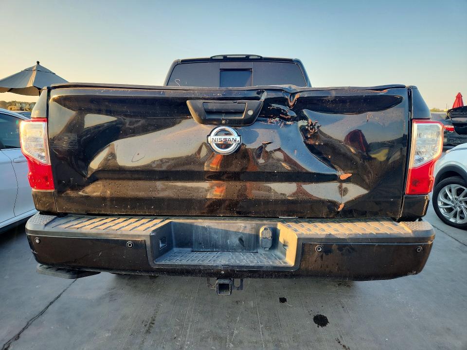 66888026 :رقم المزاد ، 1N6BA1F4XJN517457 vin ، 2018 Nissan Titan Xd مزاد بيع