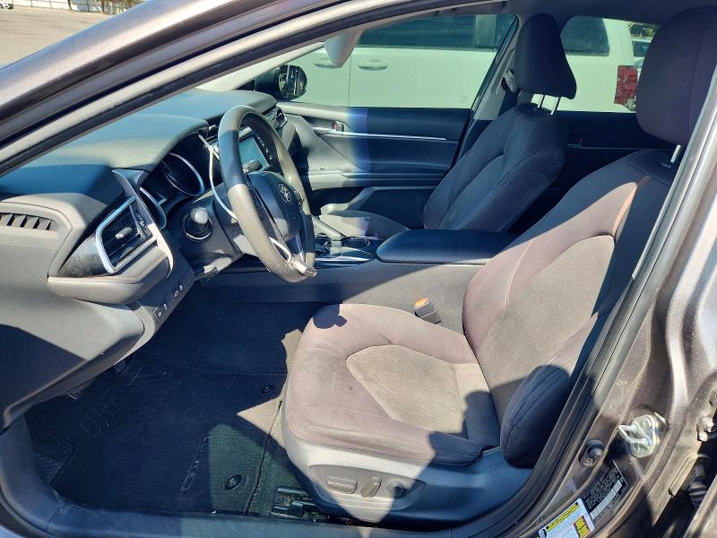 64136416 :رقم المزاد ، 4T1B11HK0JU530380 vin ، 2018 Toyota Camry L/le/xle/se مزاد بيع
