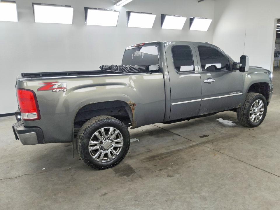 63696176 :رقم المزاد ، 1GT220C82BZ301923 vin ، 2011 Gmc Sierra مزاد بيع