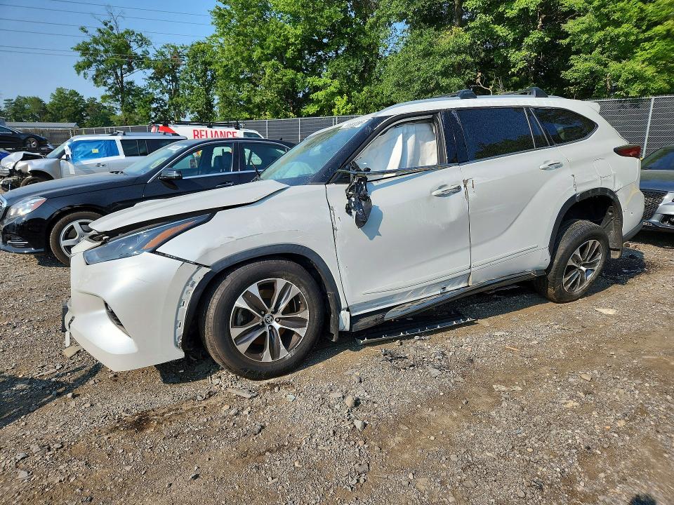 Aukcja sprzedaży 2022 Toyota Highlander, vin: 5TDGZRBH8NS586172, numer aukcji: 63683286