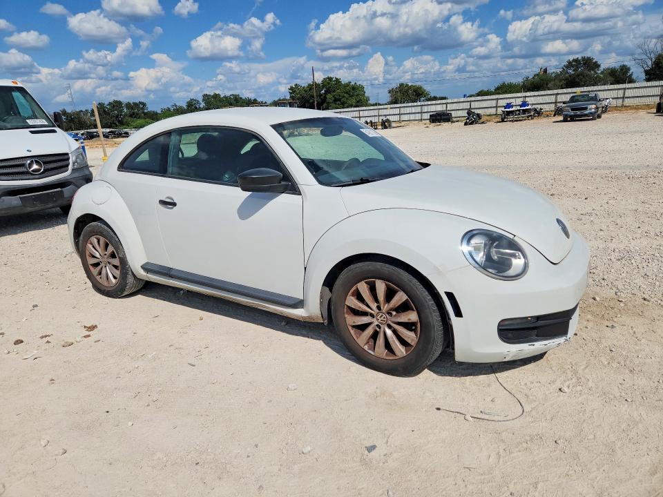64281136 :رقم المزاد ، 3VWF17AT8GM606210 vin ، 2016 Volkswagen Beetle مزاد بيع