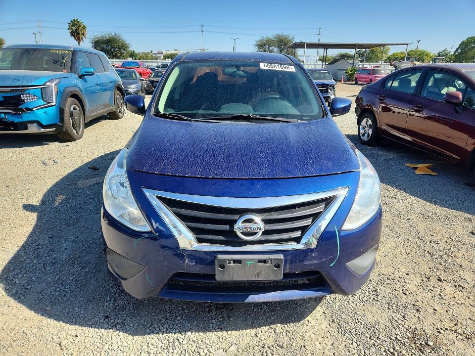 65681696 :رقم المزاد ، 3N1CN7AP7JL823020 vin ، 2018 Nissan Versa مزاد بيع