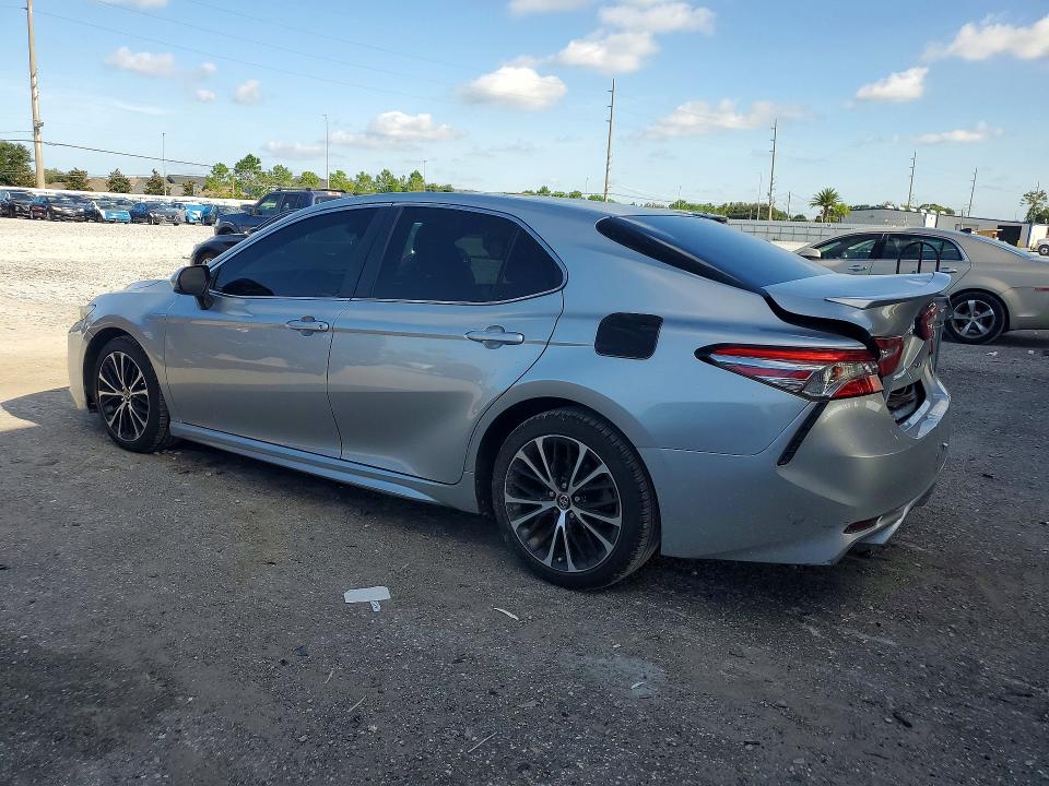 64784866 :رقم المزاد ، 4T1B11HK6JU044463 vin ، 2018 Toyota Camry مزاد بيع