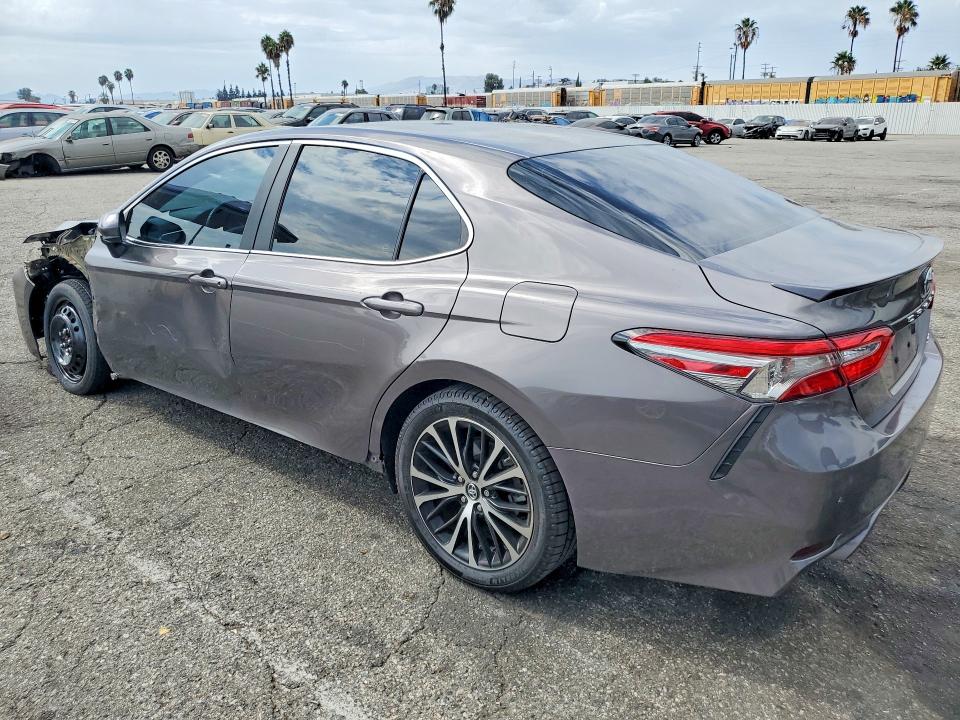 66929896 :رقم المزاد ، 4T1B11HK4JU081320 vin ، 2018 Toyota Camry مزاد بيع