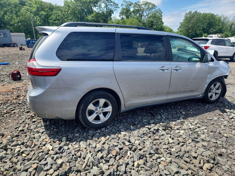 63797236 :رقم المزاد ، 5TDKK3DC3FS581251 vin ، 2015 Toyota Sienna مزاد بيع