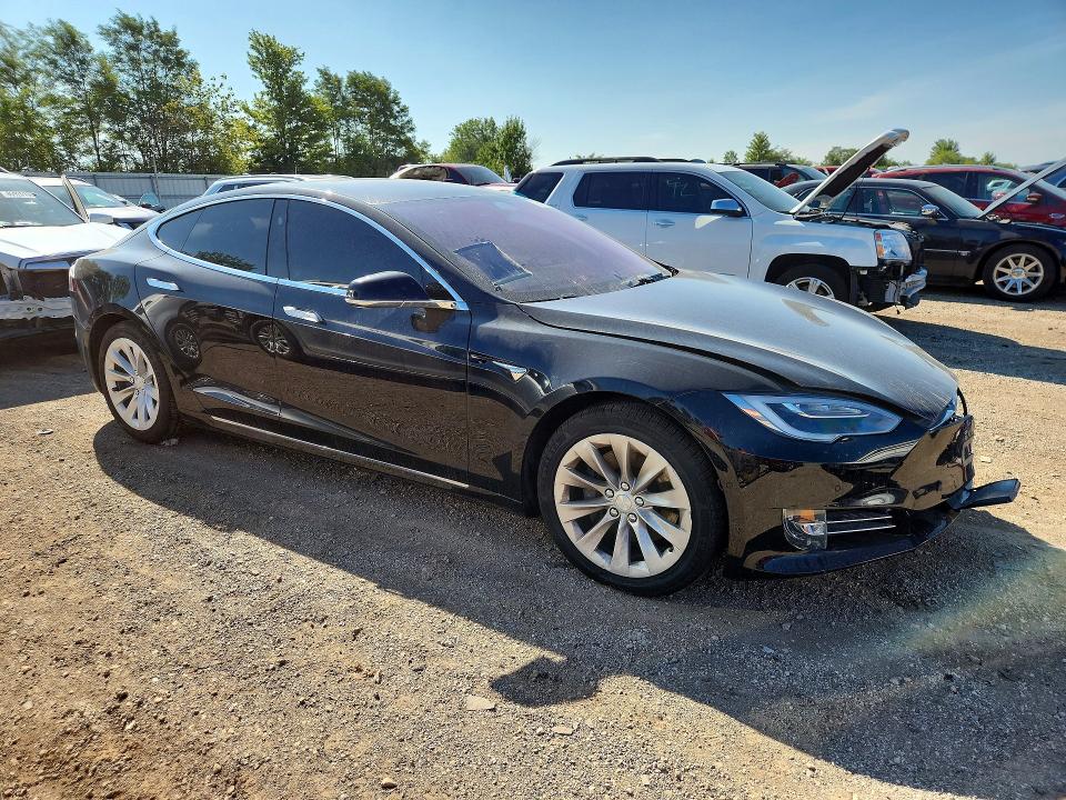 65442966 :رقم المزاد ، 5YJSA1E23JF281638 vin ، 2018 Tesla Model S مزاد بيع