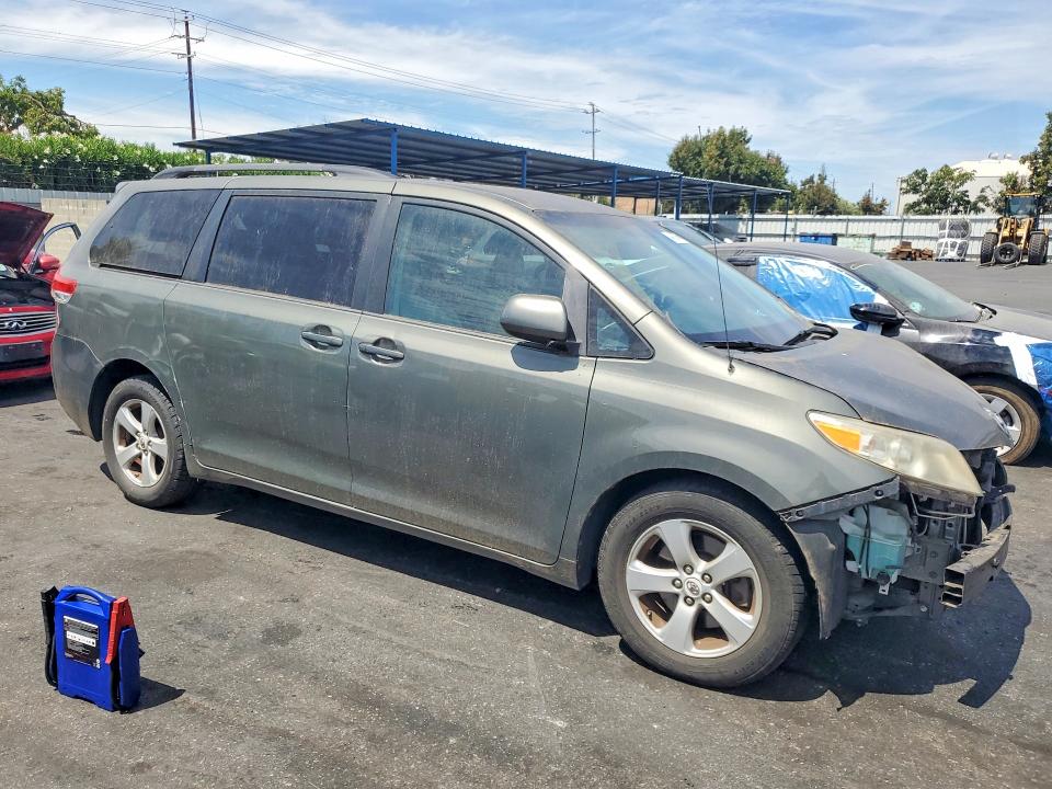 64873086 :رقم المزاد ، 5TDKK3DC9BS012107 vin ، 2011 Toyota Sienna مزاد بيع