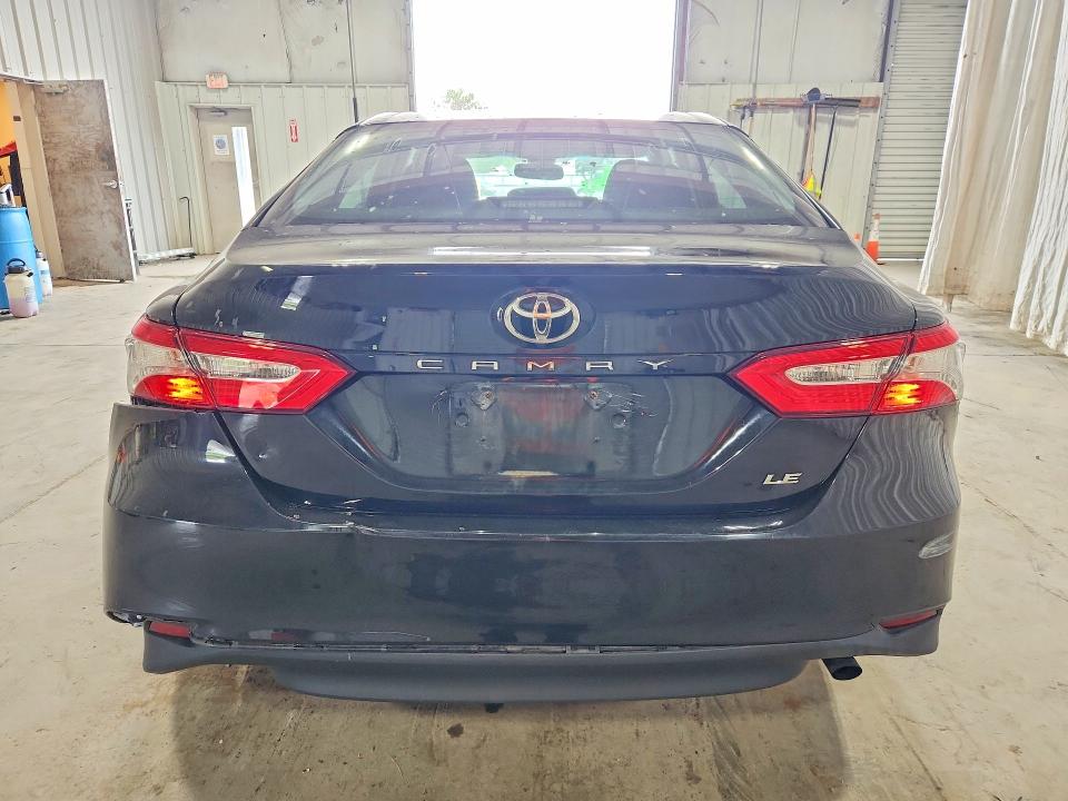 66714046 :رقم المزاد ، 4T1B11HK2JU080196 vin ، 2018 Toyota Camry مزاد بيع