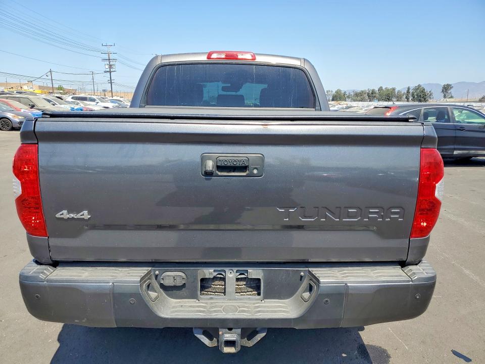 64592546 :رقم المزاد ، 5TFAY5F10JX727495 vin ، 2018 Toyota Tundra مزاد بيع
