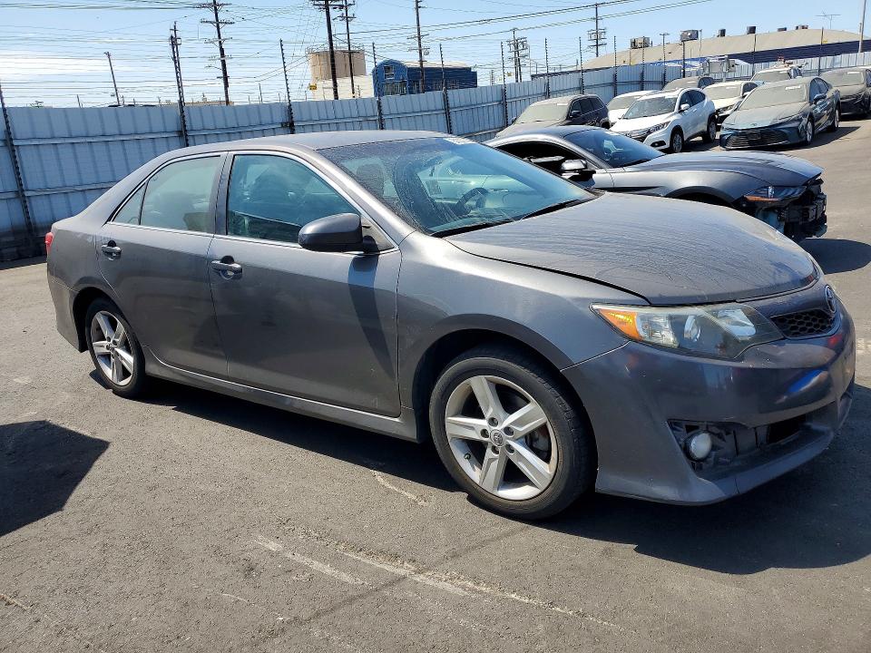 64539186 :رقم المزاد ، 4T1BF1FK8EU777141 vin ، 2014 Toyota Camry مزاد بيع