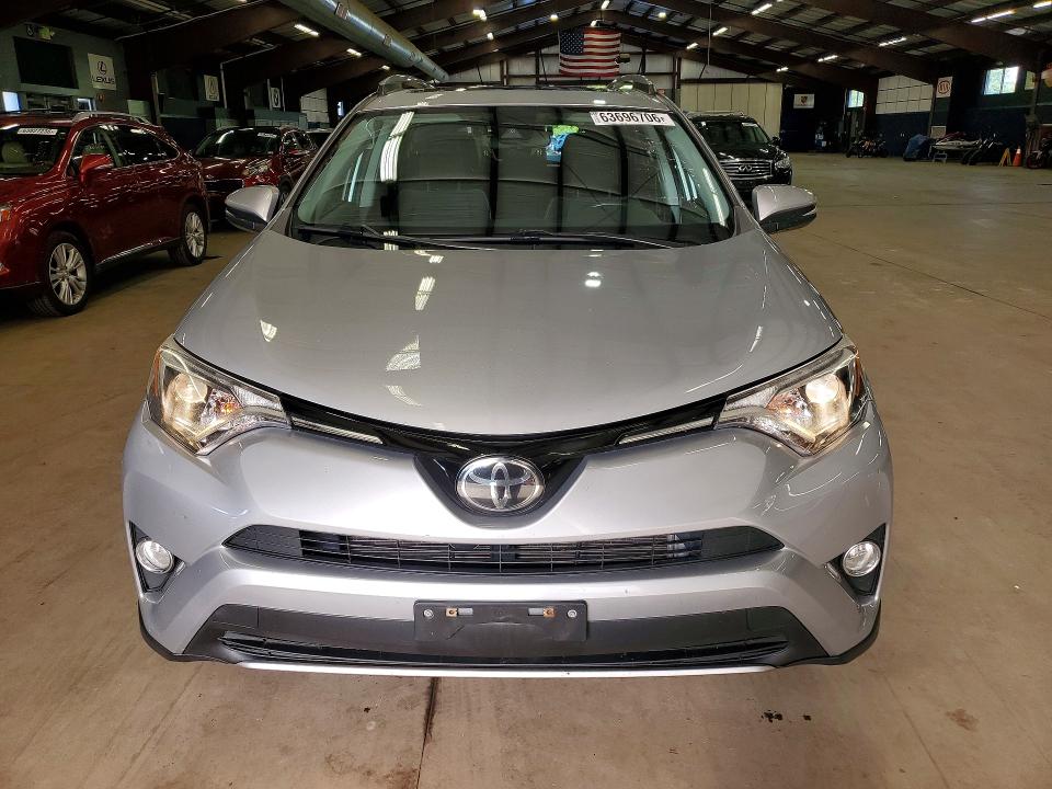 63696706 :رقم المزاد ، 2T3RFREV3JW796397 vin ، 2018 Toyota Rav4 مزاد بيع