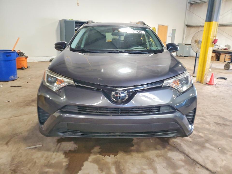 2018 Toyota Rav4 მანქანა იყიდება აუქციონზე, vin: JTMBFREV2JJ261125, აუქციონის ნომერი: 63874686