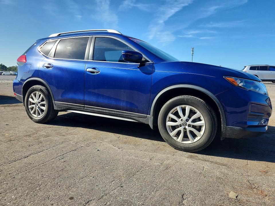 2017 Nissan Rogue მანქანა იყიდება აუქციონზე, vin: JN8AT2MT1HW135061, აუქციონის ნომერი: 64755706