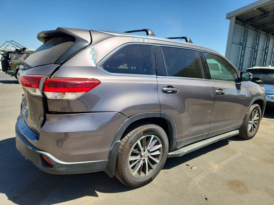 Продажа на аукционе авто 2019 Toyota Highlander, vin: 5TDKZRFH8KS315323, номер лота: 63935156