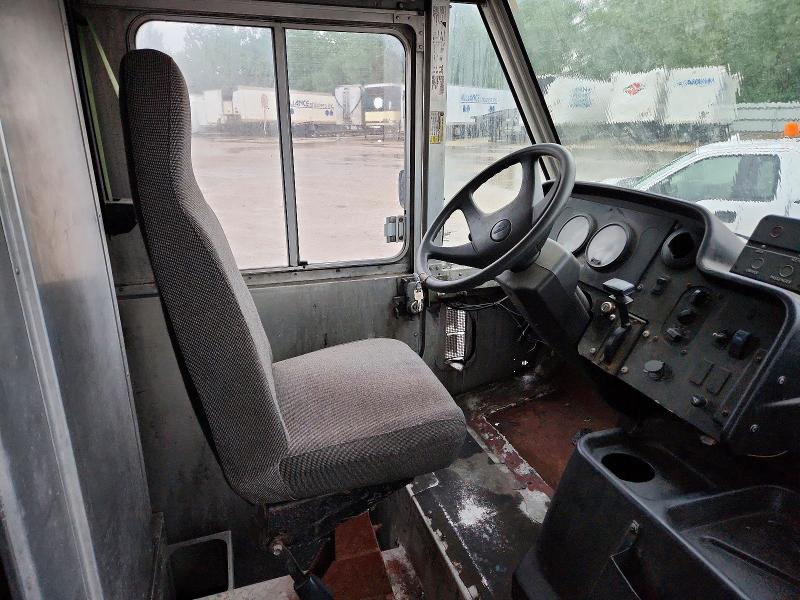 64240786 :رقم المزاد ، 4UZAARDUX8CZ59544 vin ، 2008 Freightliner Chassis مزاد بيع