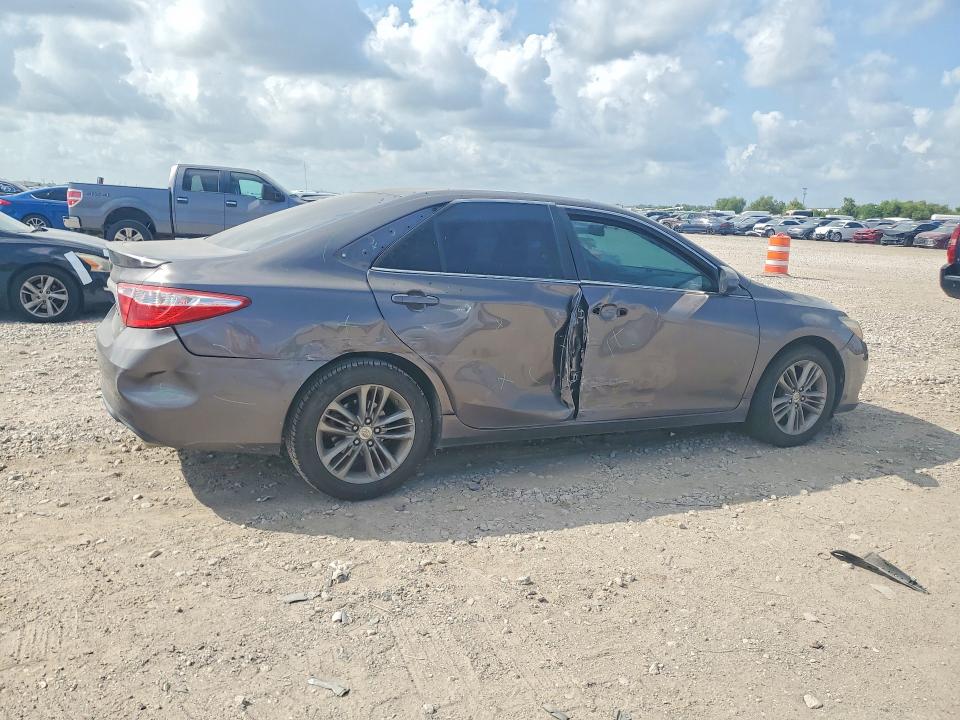 64132136 :رقم المزاد ، 4T1BF1FKXFU903923 vin ، 2015 Toyota Camry مزاد بيع
