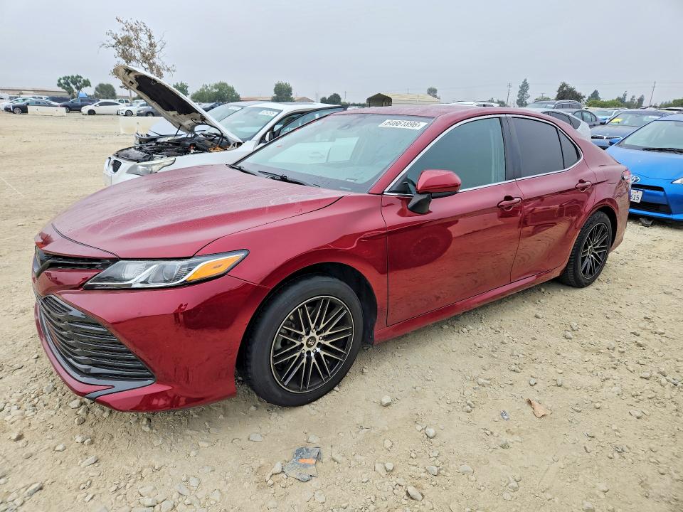 64661896 :رقم المزاد ، 4T1B11HK3JU600843 vin ، 2018 Toyota Camry مزاد بيع