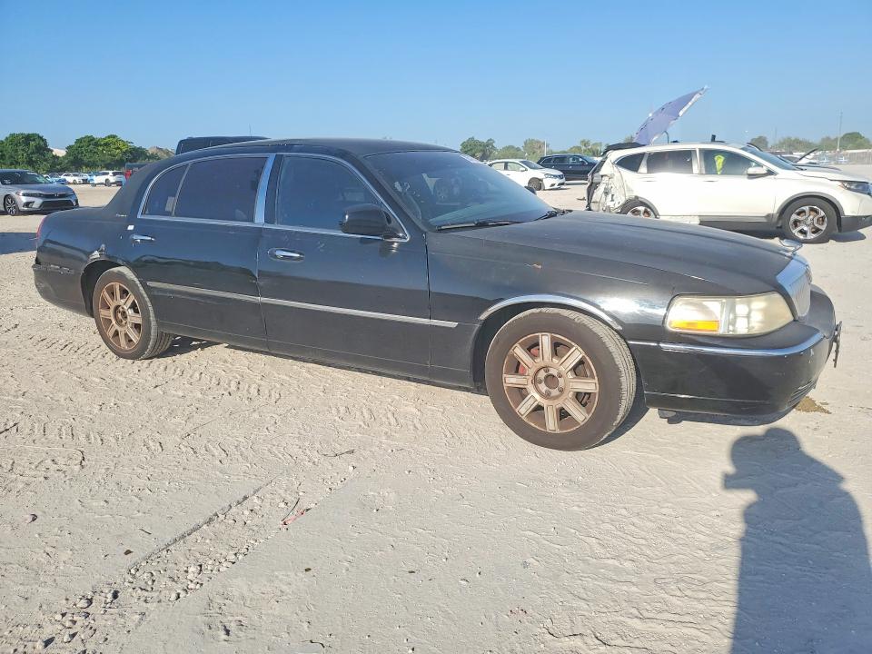 2007 Lincoln Town Car მანქანა იყიდება აუქციონზე, vin: 1LNHM84W17Y637300, აუქციონის ნომერი: 65474886