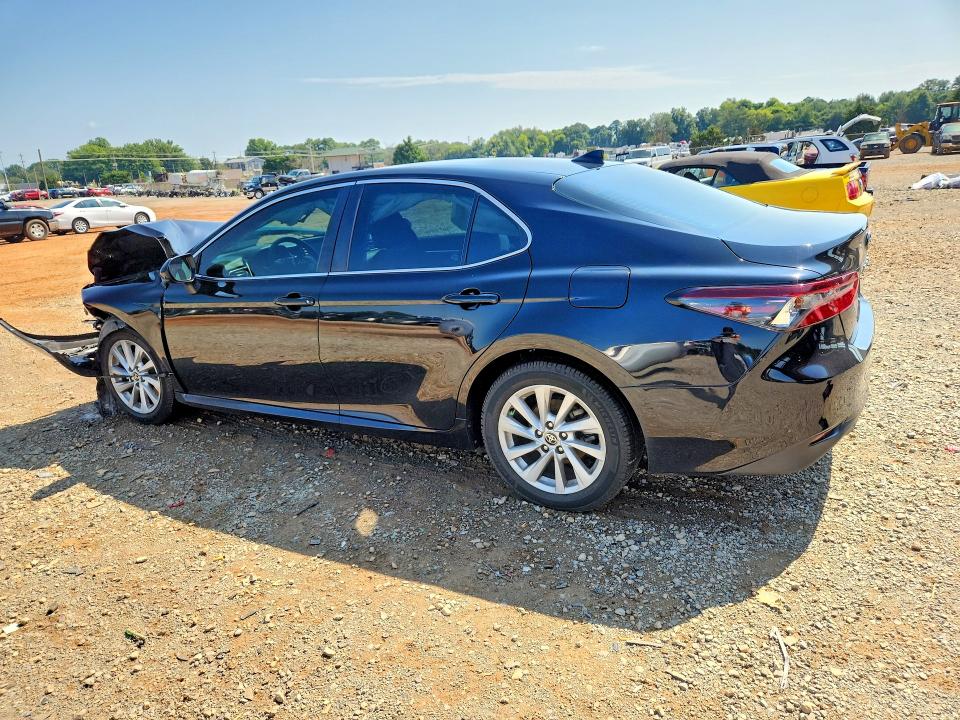 64447466 :رقم المزاد ، 4T1C11AK1NU691678 vin ، 2022 Toyota Camry مزاد بيع