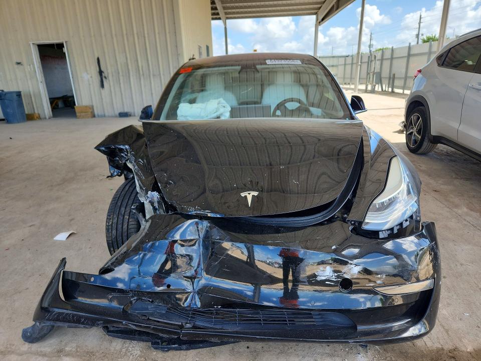64323556 :رقم المزاد ، 5YJ3E1EB3JF182911 vin ، 2018 Tesla Model 3 مزاد بيع