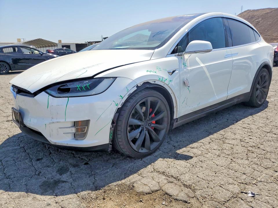Продажа на аукционе авто 2018 Tesla Model X, vin: 5YJXCBE46JF105237, номер лота: 63526016