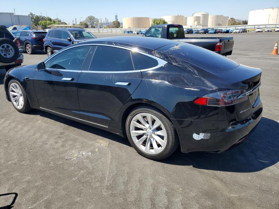 65581706 :رقم المزاد ، 5YJSA1E22JF266757 vin ، 2018 Tesla Model S مزاد بيع