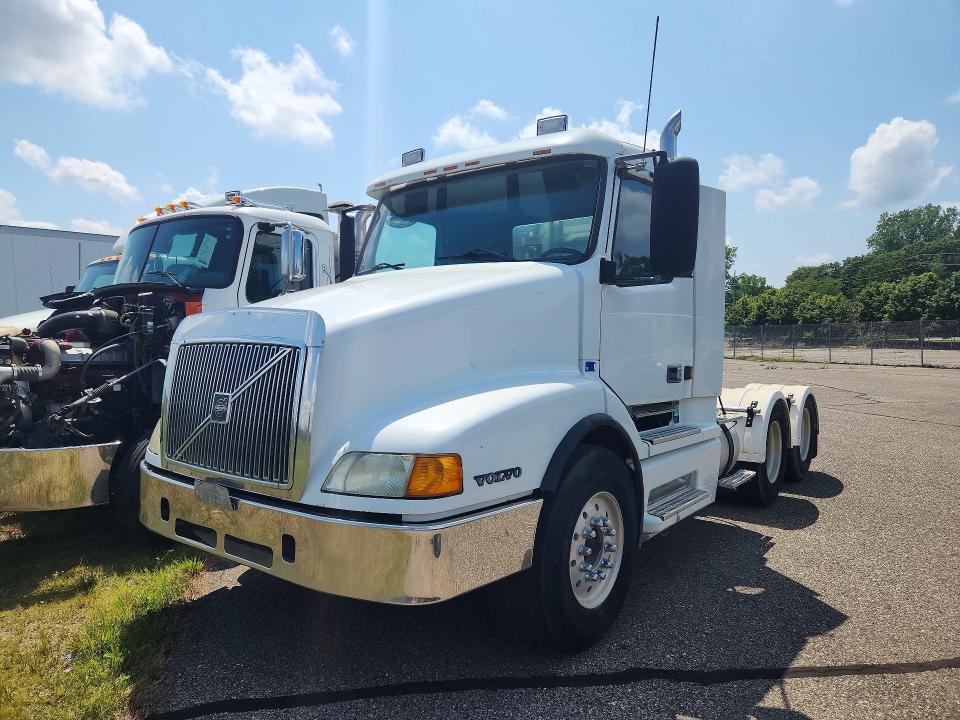 64389826 :رقم المزاد ، 4V4NC9TJ73N340487 vin ، 2003 Volvo Vn مزاد بيع