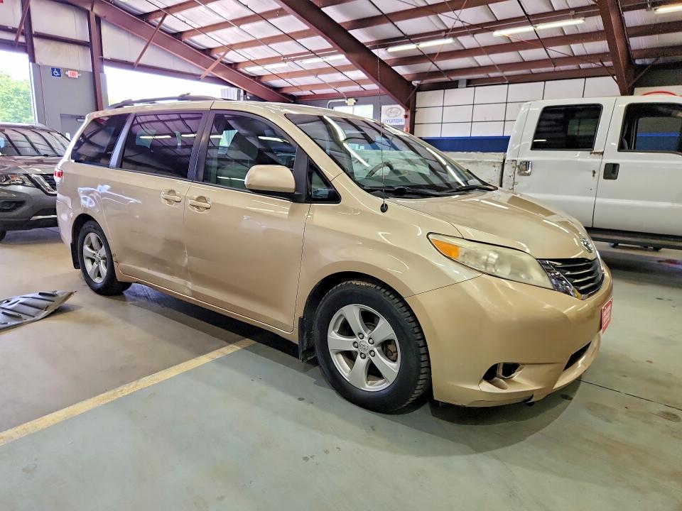 65689306 :رقم المزاد ، 5TDKK3DC8DS293383 vin ، 2013 Toyota Sienna مزاد بيع