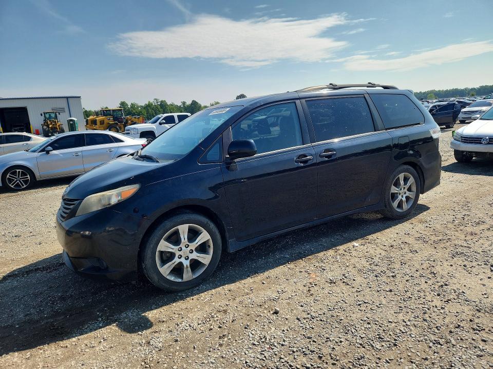 63648666 :رقم المزاد ، 5TDXK3DC0CS239841 vin ، 2012 Toyota Sienna مزاد بيع