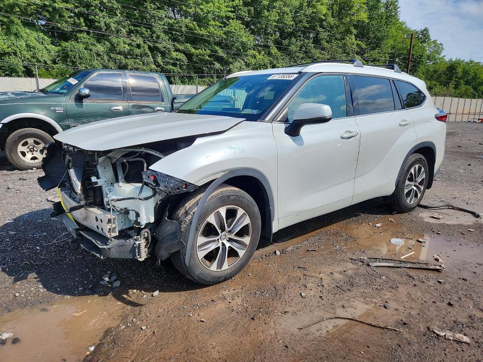 Auction sale of the 2022 Toyota Highlander, vin: 5TDGZRBH2NS560599, lot number: 67138356