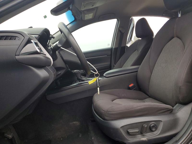 64423496 :رقم المزاد ، 4T1B11HK3JU074181 vin ، 2018 Toyota Camry مزاد بيع