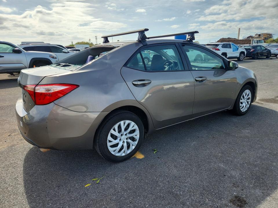65938536 :رقم المزاد ، 5YFBURHE4JP765463 vin ، 2018 Toyota Corolla مزاد بيع
