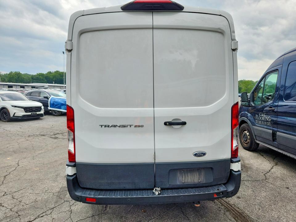 60585746 :رقم المزاد ، 1FTBR1C82NKA00681 vin ، 2022 Ford Transit مزاد بيع
