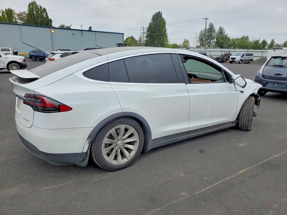 65403666 :رقم المزاد ، 5YJXCBE26LF305133 vin ، 2020 Tesla Model X مزاد بيع