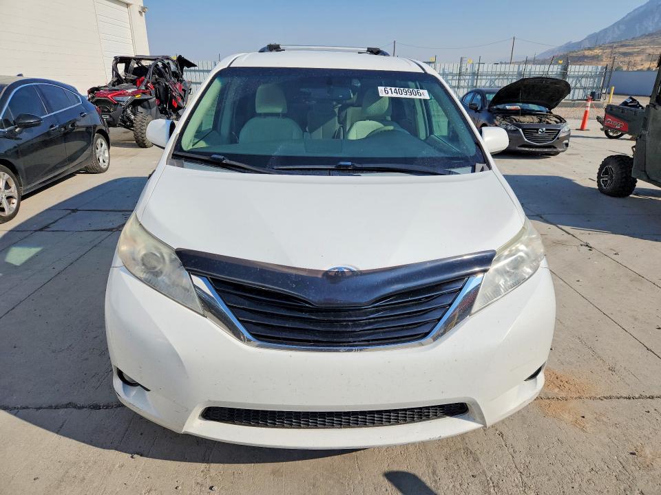 61409906 :رقم المزاد ، 5TDKK3DC9BS146695 vin ، 2011 Toyota Sienna مزاد بيع