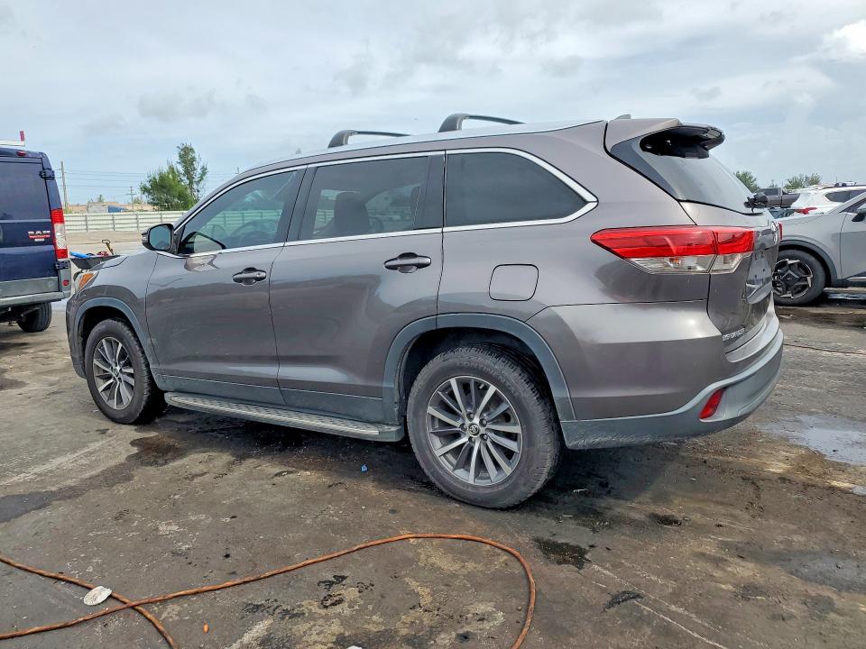 2019 Toyota Highlander მანქანა იყიდება აუქციონზე, vin: 5TDKZRFHXKS557062, აუქციონის ნომერი: 64190736