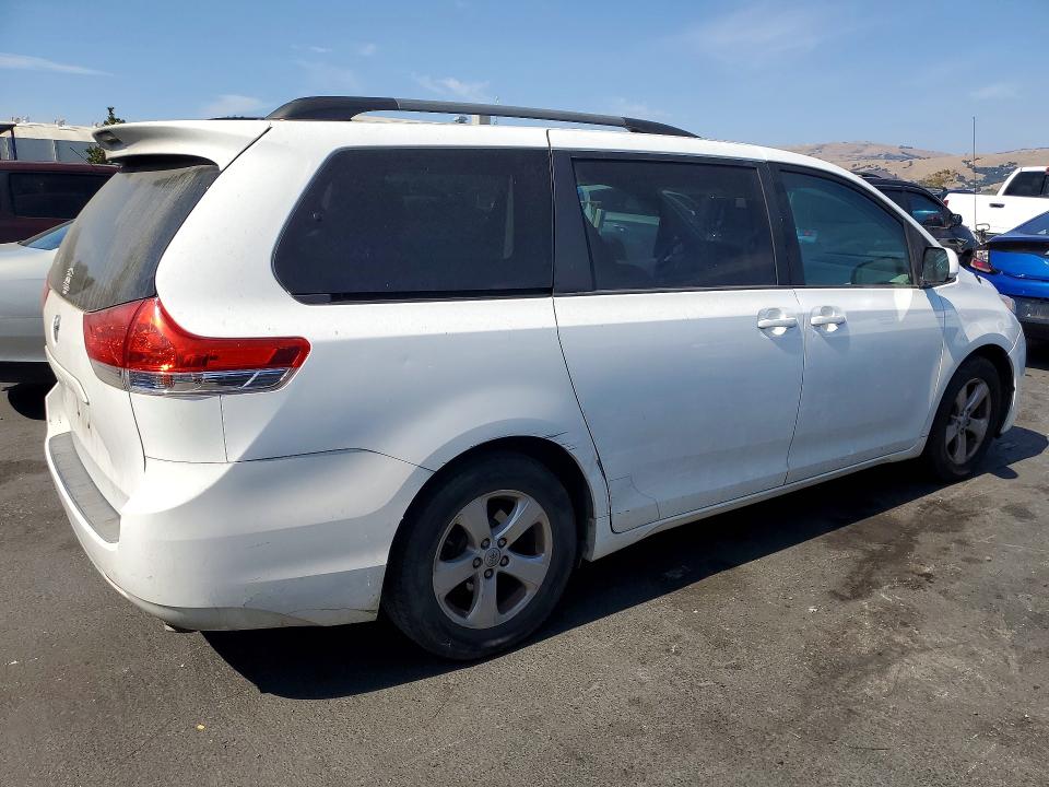 65034936 :رقم المزاد ، 5TDKK3DC7DS341908 vin ، 2013 Toyota Sienna مزاد بيع