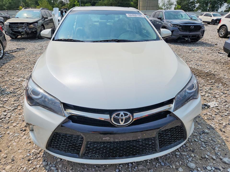 64460196 :رقم المزاد ، 4T1BF1FK2HU359971 vin ، 2017 Toyota Camry مزاد بيع