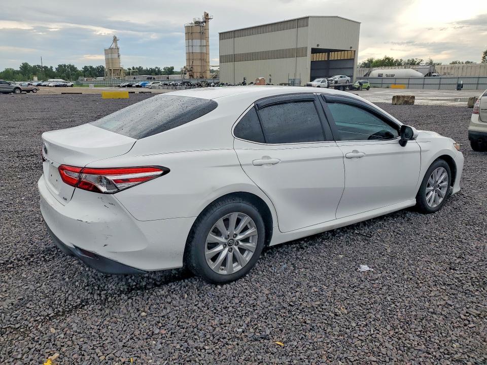 65563186 :رقم المزاد ، 4T1B11HK9JU541054 vin ، 2018 Toyota Camry مزاد بيع